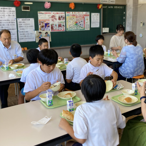 瀬戸内マイヤーレモンを使った学校給食を食べる自動、先生たち。